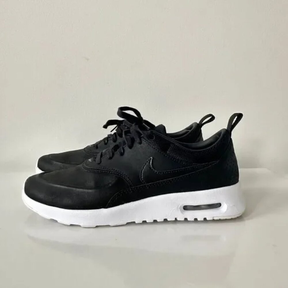 Nike Black and White Air Max Sneakers Size 9